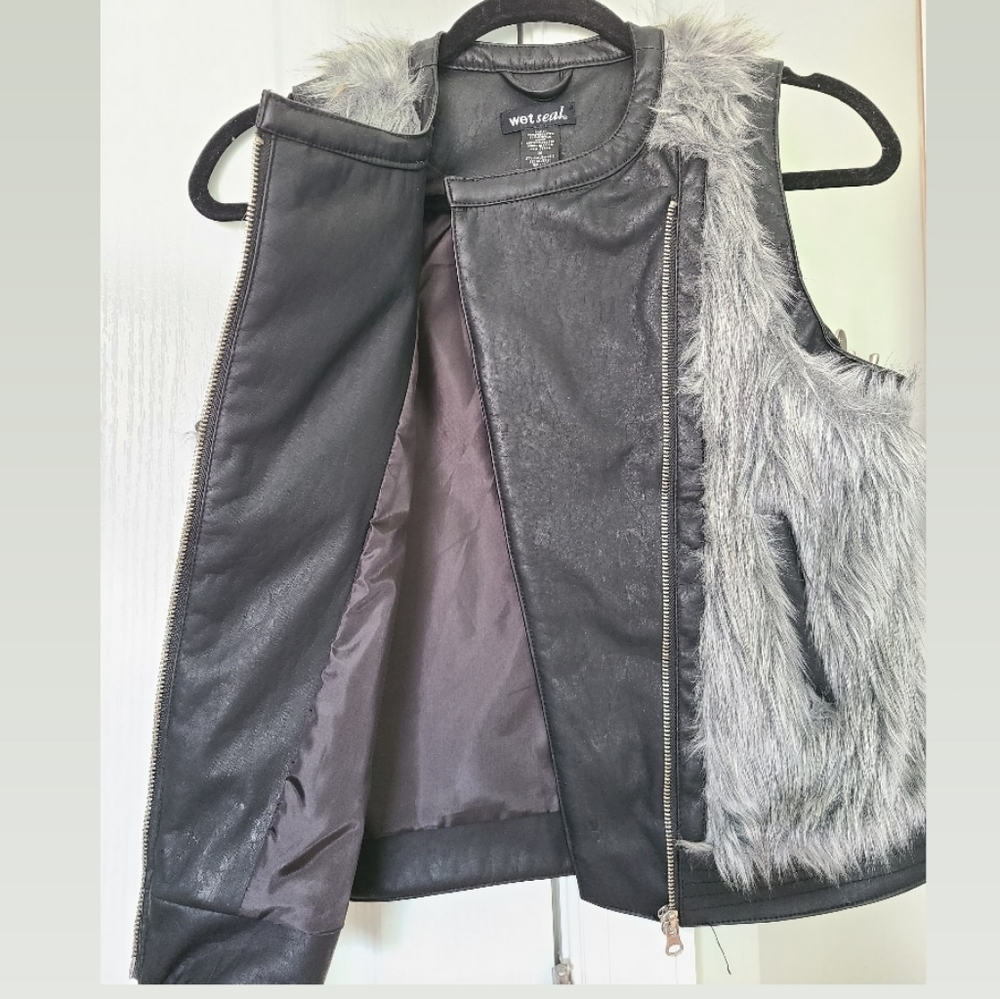 Vest - Picture 2 of 4